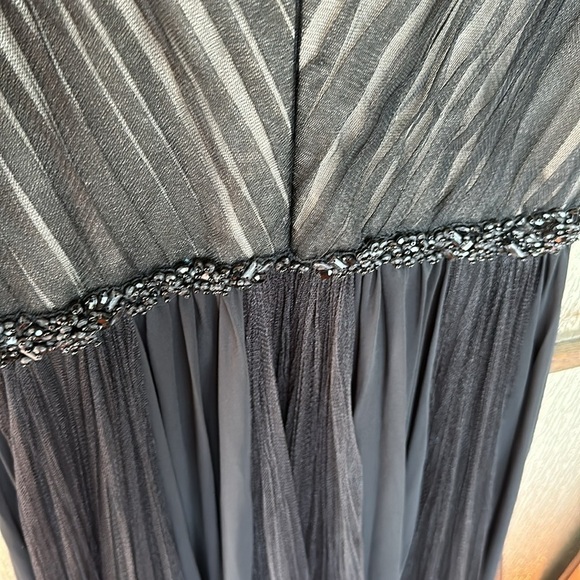 Badgley Mischka
Black Pleated Gown size 6 - Picture 12 of 12
